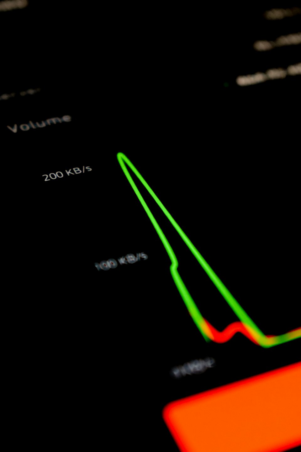 Digital screen displaying green and red data transfer waveforms.